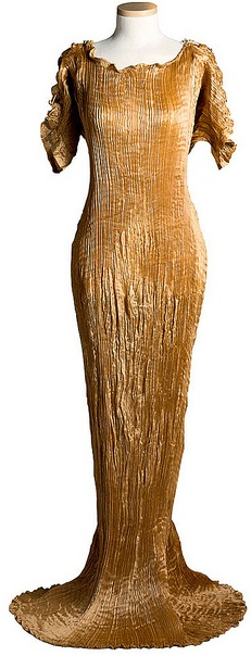 The Delphos style is top-to-bottom uninterrupted pleats. Charleston Museum